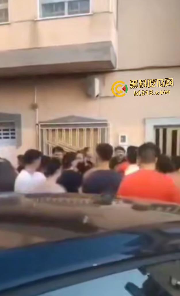 西班牙种族内战爆发！摩洛哥移民持刀狂袭老人，直接导致小镇4万人攻击移民团伙！-7