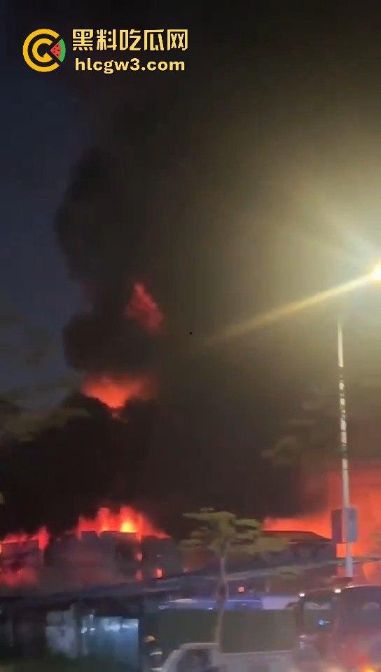 广州石井大道石丰花园煤气爆炸起火,现场多辆消防车救援,爆炸气浪把消防员吹倒!-7