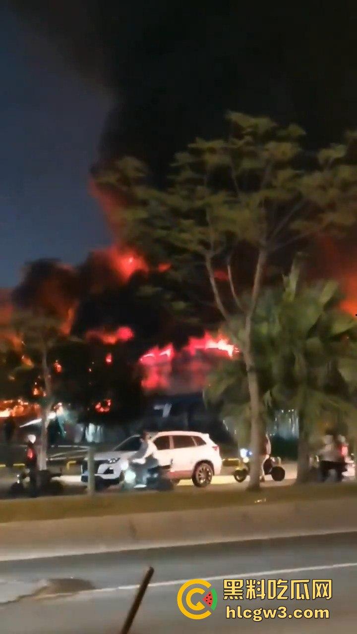 广州石井大道石丰花园煤气爆炸起火,现场多辆消防车救援,爆炸气浪把消防员吹倒!-8