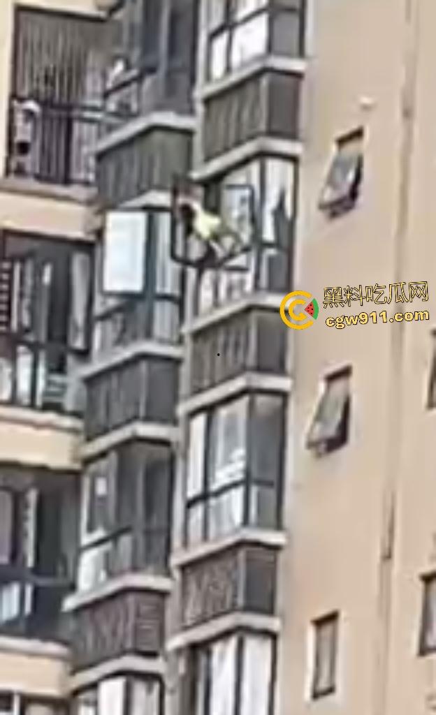 湖南武冈新广场跳楼惨剧!少女与姐姐吵架跳楼,围观万人悲喊“不要跳”,最后充气垫救命还是断腿!-6