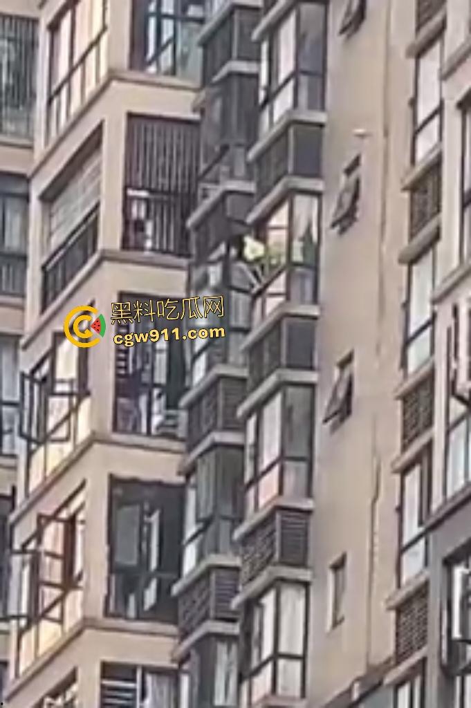 湖南武冈新广场跳楼惨剧!少女与姐姐吵架跳楼,围观万人悲喊“不要跳”,最后充气垫救命还是断腿!-7