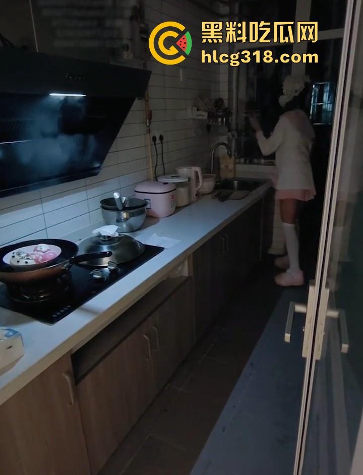 洛丽塔表妹不穿内裤在厨房做菜,做完来勾引我,没忍住就强行骑乘我了,直到高潮才停止。-3