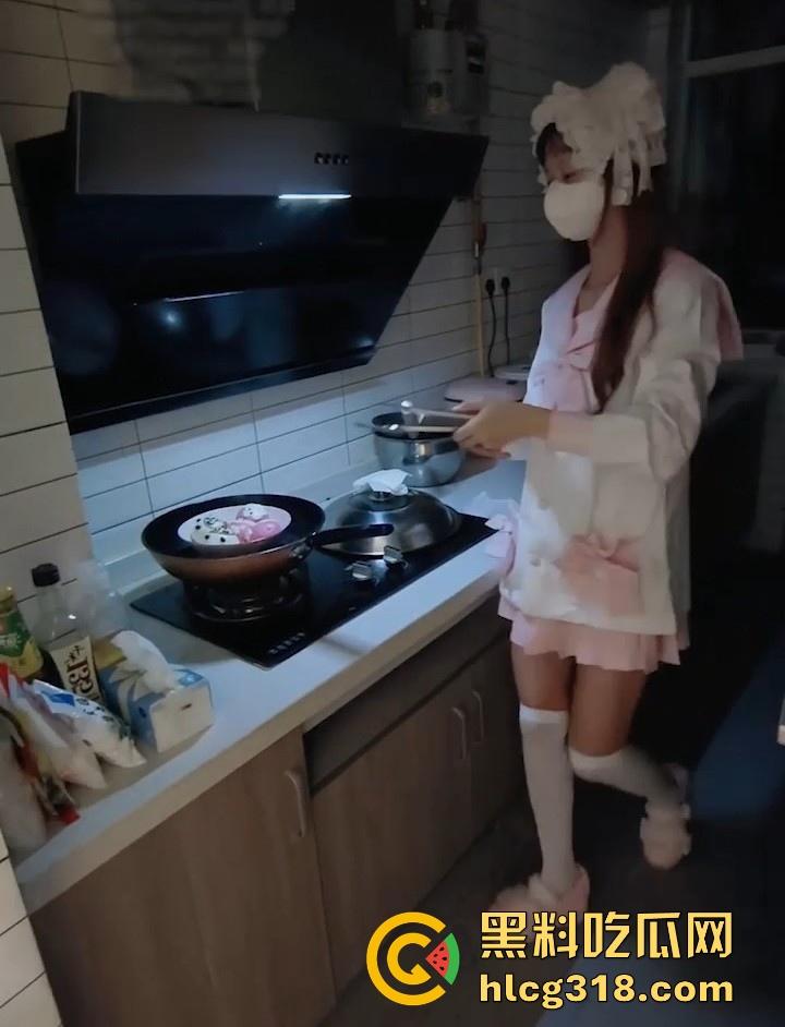 洛丽塔表妹不穿内裤在厨房做菜,做完来勾引我,没忍住就强行骑乘我了,直到高潮才停止。-4