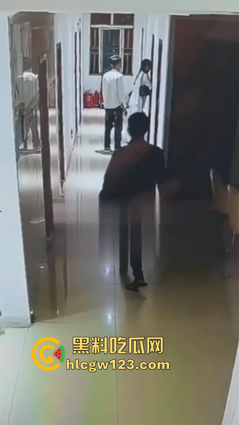 监控实拍捉奸现场,小伙约炮少妇酒店开房,还没进屋就被大哥当场逮住,一脚飞踢直接跑路!-3