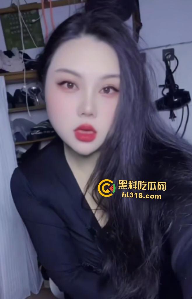 BBW博主【魅兰】大奶人妻裸舞炸裂！开档黑丝巨臀怼镜，屁眼夹钻还没操就淫液狂流！
