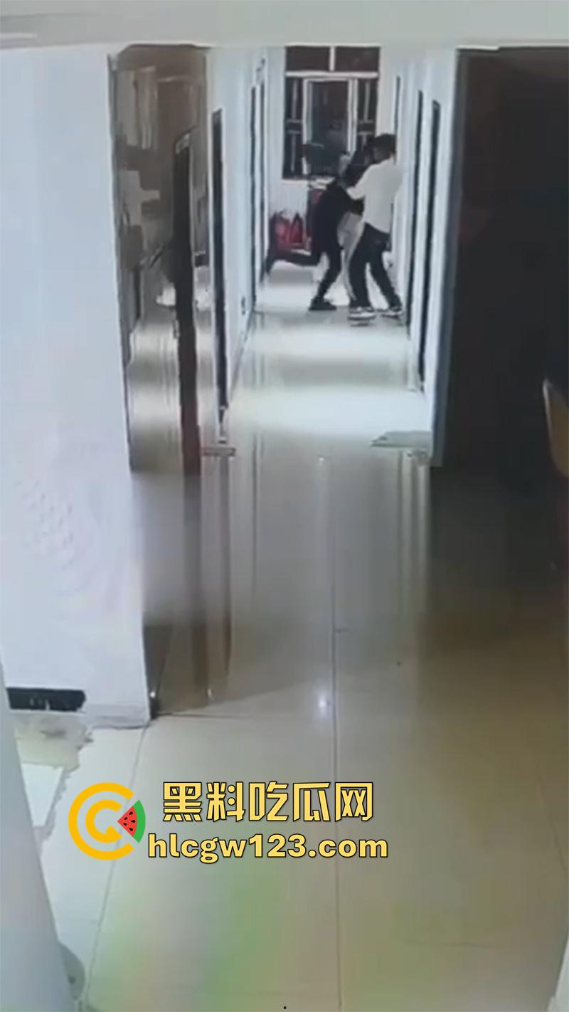 监控实拍捉奸现场,小伙约炮少妇酒店开房,还没进屋就被大哥当场逮住,一脚飞踢直接跑路!-7