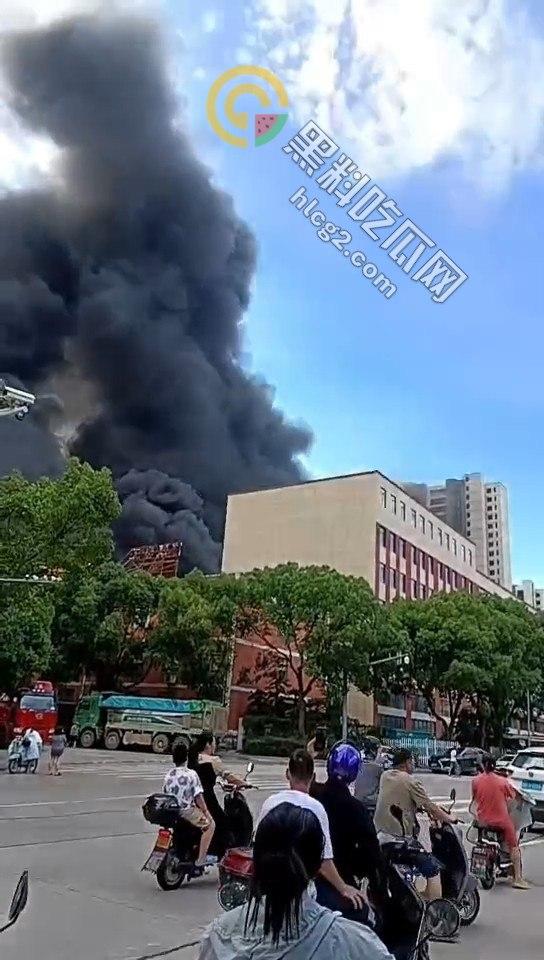 浙江宁波奉化工厂突发大火!不到五分钟车间化作火海,工人全力扑救无果-2