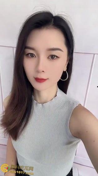 快手熟女少妇【恬恬】,私下约会金主视频流出,饥渴母狗开档丝袜疯狂骑乘,主动掰开粉穴任由抽插,叫声属实浪荡!-3
