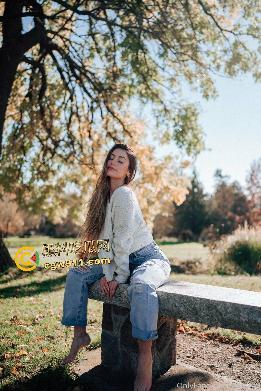 OnlyFans【Glitterati】棕发尤物，厕所被干到脸红，娇喘撸18厘米巨屌，深洞吞精如无底渊潭！