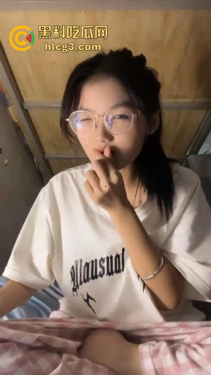 清纯眼镜反差婊【摇摇摇】宿舍直播自慰 拉着床帘用大号假阳具疯狂抽插粉穴 高潮抽搐不止！