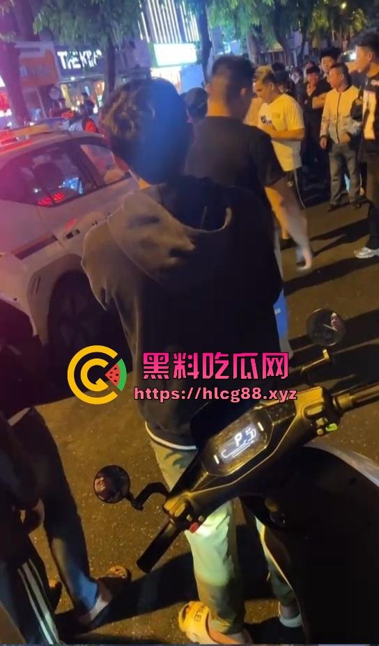 三亚精神小伙被800块一斤的皮皮虾破防,拒付账单 直接从店内打到店外 皮皮虾我都没这么刚!-5