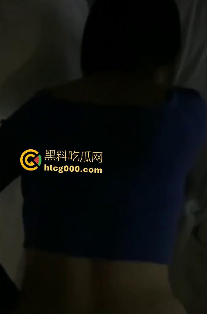 深圳宝安小学女教师【秦新钰】被教导主任迷奸,拉到教师宿舍就是一顿猛操,后入内射完全没知觉!-5