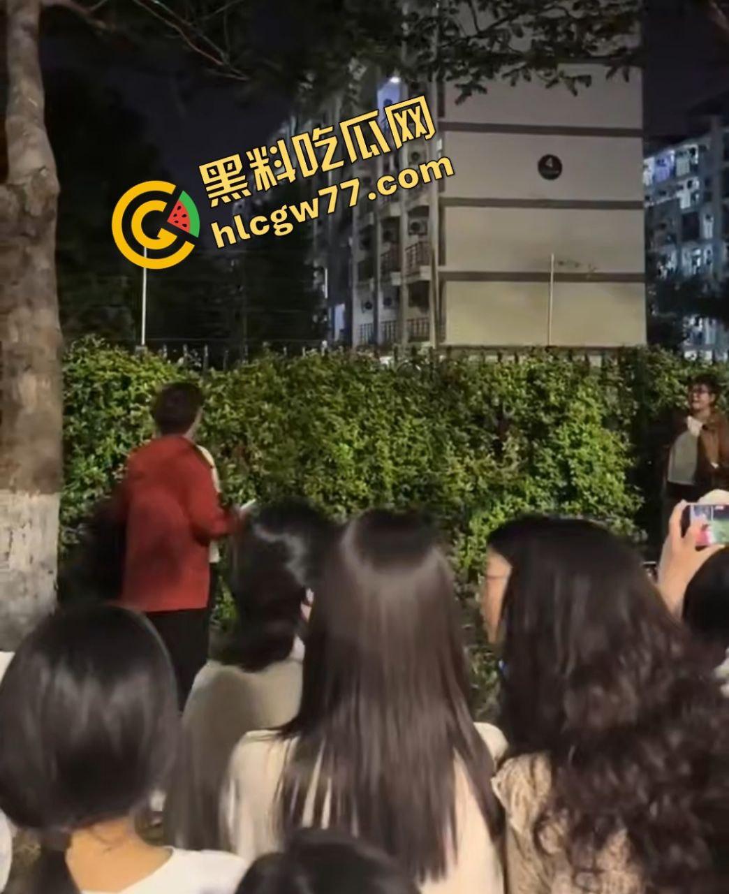 昨晚宣城高中楼下惊天大瓜!纯情男被嫌痘脸甩,闺蜜推新欢,哭瘫宿舍楼下成青春疼痛神剧!-3