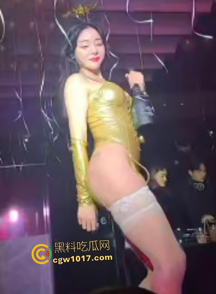 【FlyWithMe】酒吧跳韩舞,连体丝袜扭电臀勒到逼型显现,手持黑桃A狂甩肥臀,能做这一行B必须要大!-7