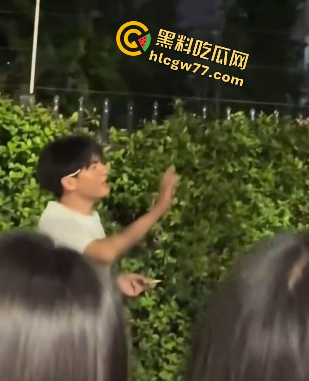 昨晚宣城高中楼下惊天大瓜!纯情男被嫌痘脸甩,闺蜜推新欢,哭瘫宿舍楼下成青春疼痛神剧!-6