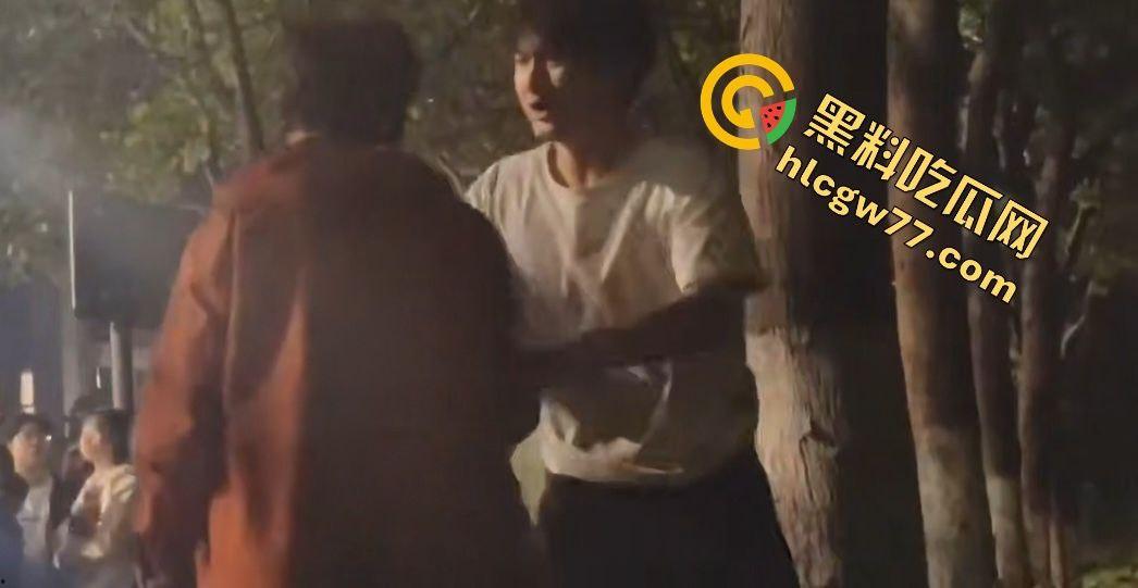 昨晚宣城高中楼下惊天大瓜!纯情男被嫌痘脸甩,闺蜜推新欢,哭瘫宿舍楼下成青春疼痛神剧!-7