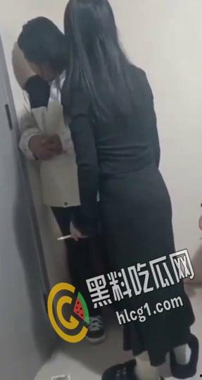 “说话呀 你他妈要死啦？”一帮精神小太妹合伙把老实人骗到楼道角落里围殴暴打 拳脚相加 下手狠毒-3