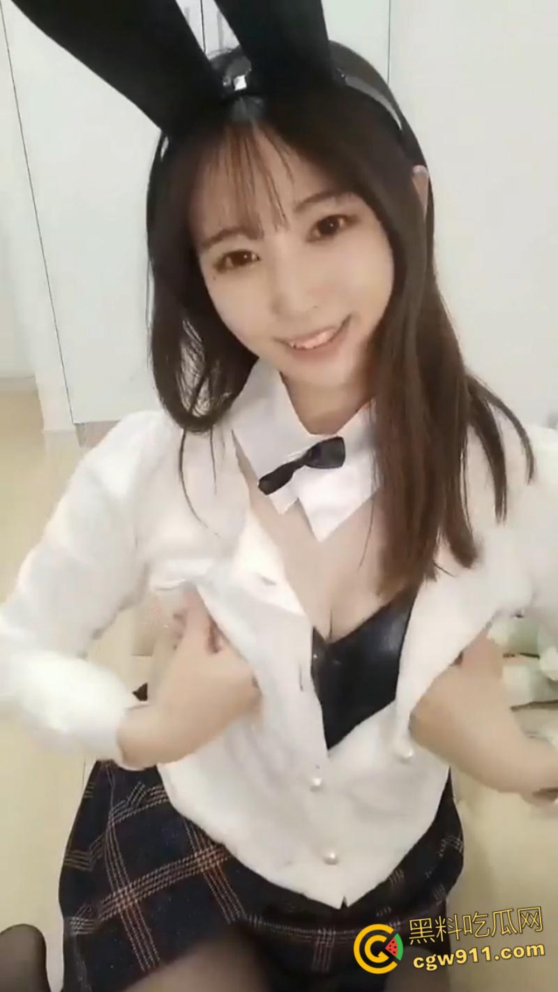 日本福利姬S级兔女郎，清纯颜值黑丝美乳裸聊自慰，脱衣揉奶抠逼自慰，粉嫩小穴淫水不断，娇喘声格外动人！