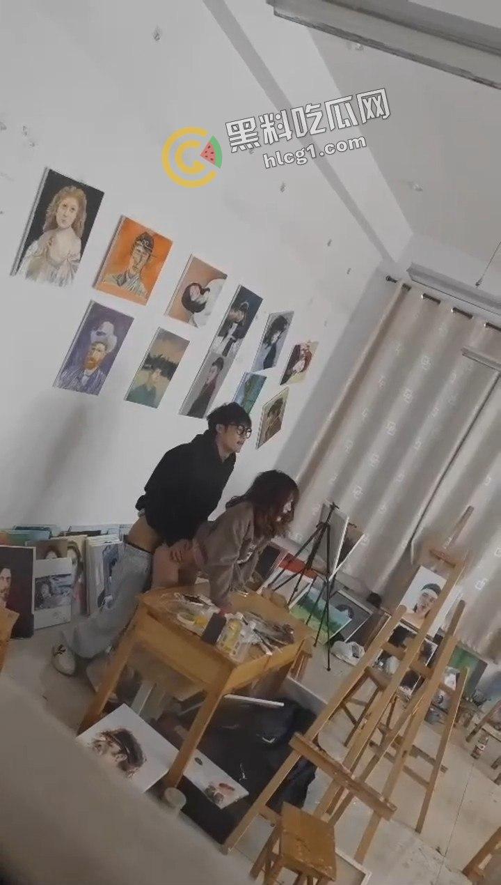 画室半夜激情野战!大学生大胆打野炮,被同学意外拍下流出,校园群炸锅!-5