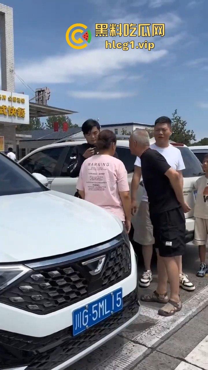 陕西汉中停车风波!男子遭一群老逼登堵车辱骂,扬言不删视频就弄死你!-6