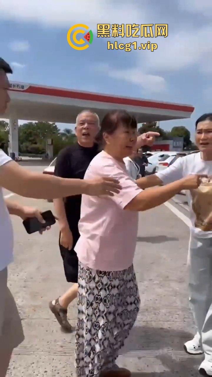 陕西汉中停车风波!男子遭一群老逼登堵车辱骂,扬言不删视频就弄死你!-8