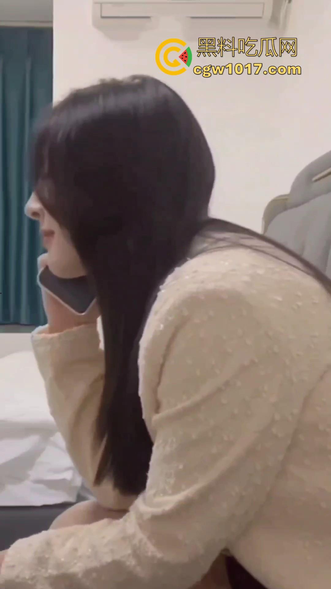 她还爱着她男朋友的对吗？深夜点高颜值学生妹，脱衣前先打电话哄男友睡觉后干正事，这就是爱情！-2