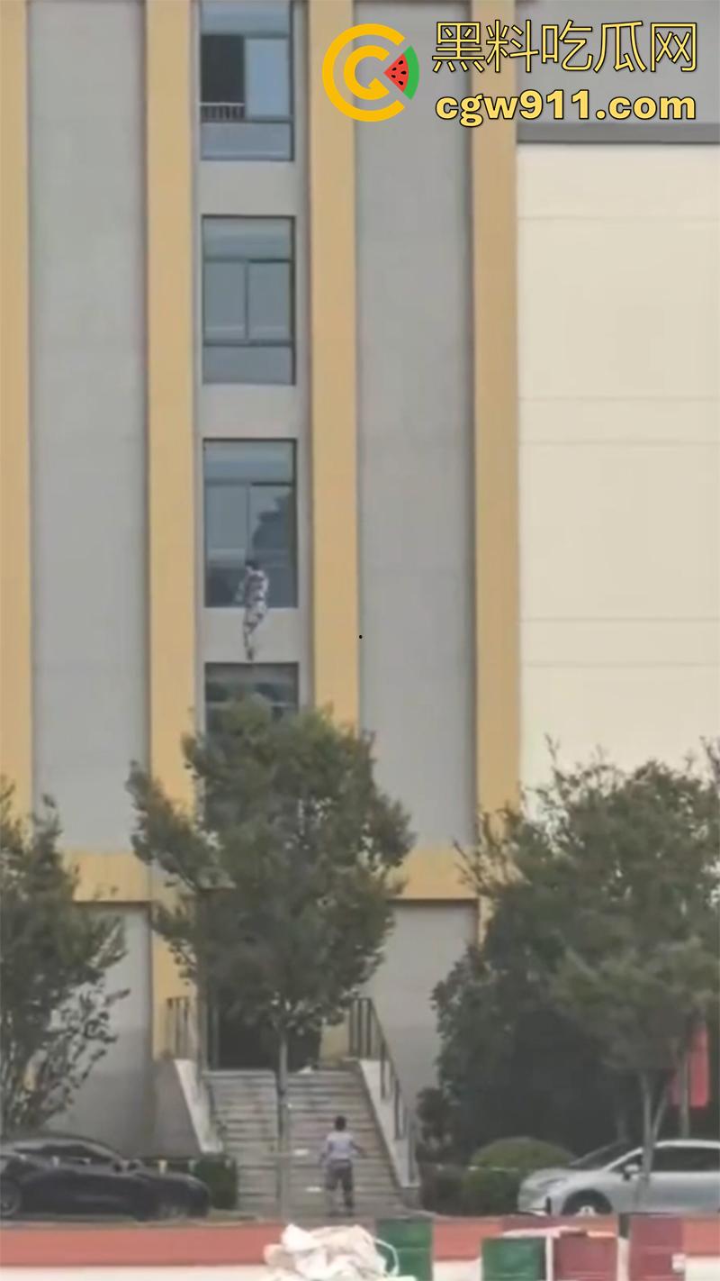 教官军训导致学生跳楼 ,据说是和教官顶了几句,学生承受不住,一气之下跳楼了,承受力的确是小啊!-6