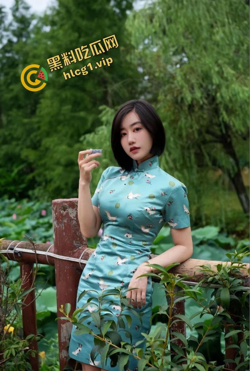 抖音前凸后翘女主播『看心情』为了流量 直播间洗澡露奶换衣 成功掌握流量密码!-4