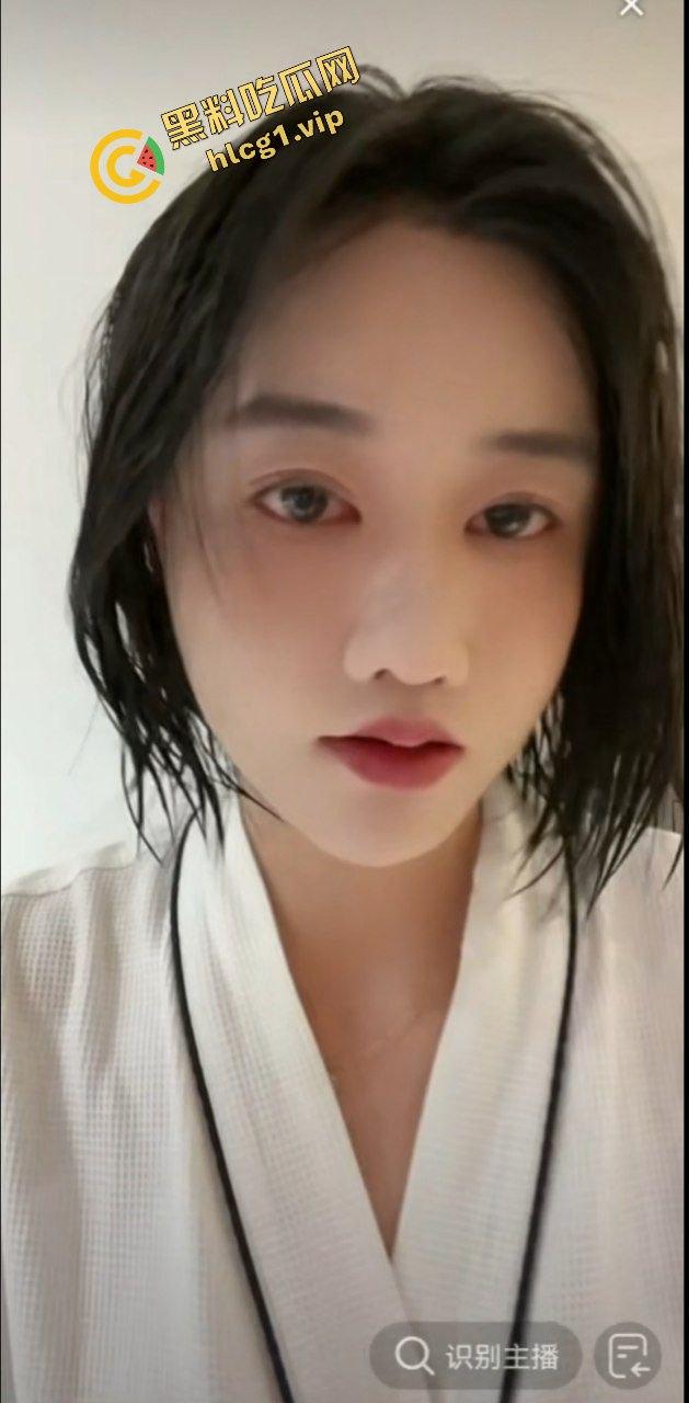 抖音前凸后翘女主播『看心情』为了流量 直播间洗澡露奶换衣 成功掌握流量密码!-8