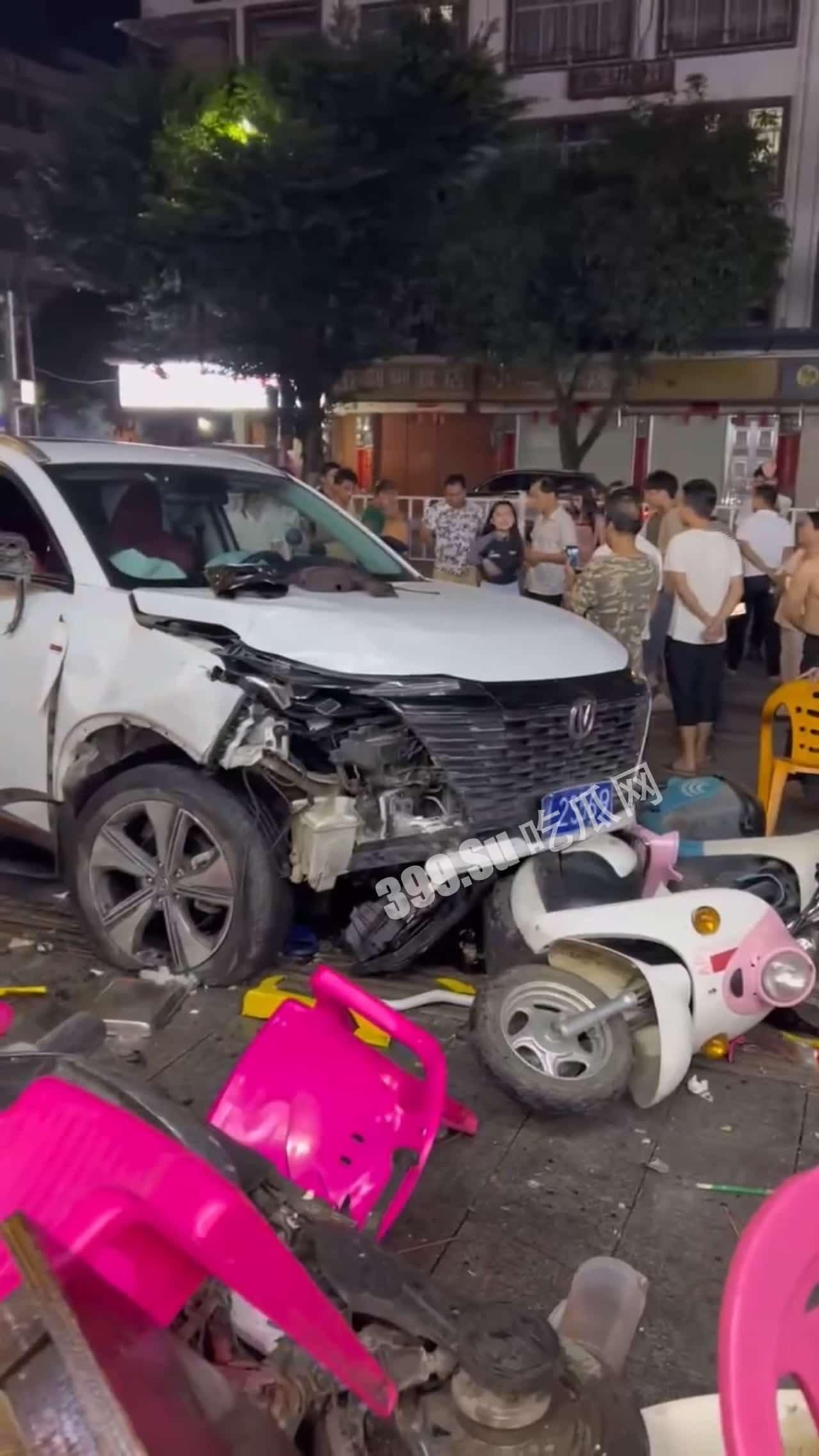 5月5日凌晨,广西玉林陆川新公园路口,一辆汽车突然冲向宵夜摊人群,撞伤4人,路口2个,宵夜摊2个,一人伤势严重,肚子都破开了。司机想逃,被众人拉回来,躺地上,不知是否酒驾 #车祸-1