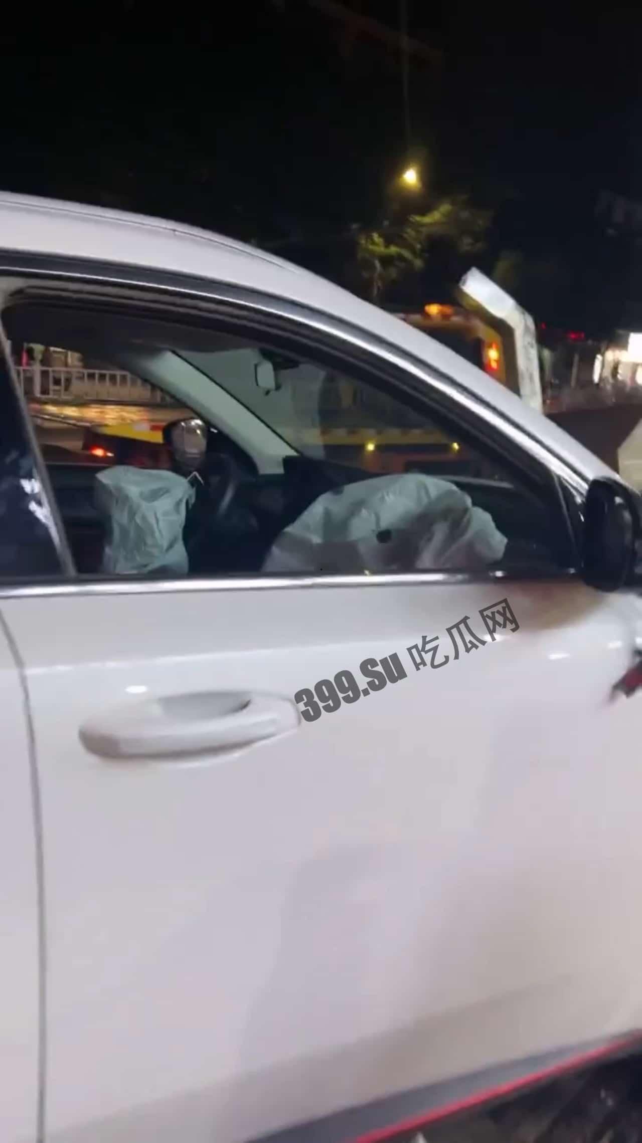 5月5日凌晨,广西玉林陆川新公园路口,一辆汽车突然冲向宵夜摊人群,撞伤4人,路口2个,宵夜摊2个,一人伤势严重,肚子都破开了。司机想逃,被众人拉回来,躺地上,不知是否酒驾 #车祸-3