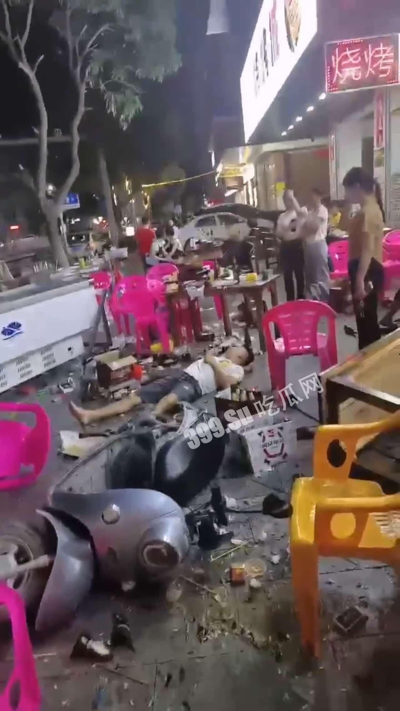 5月5日凌晨,广西玉林陆川新公园路口,一辆汽车突然冲向宵夜摊人群,撞伤4人,路口2个,宵夜摊2个,一人伤势严重,肚子都破开了。司机想逃,被众人拉回来,躺地上,不知是否酒驾 #车祸-4