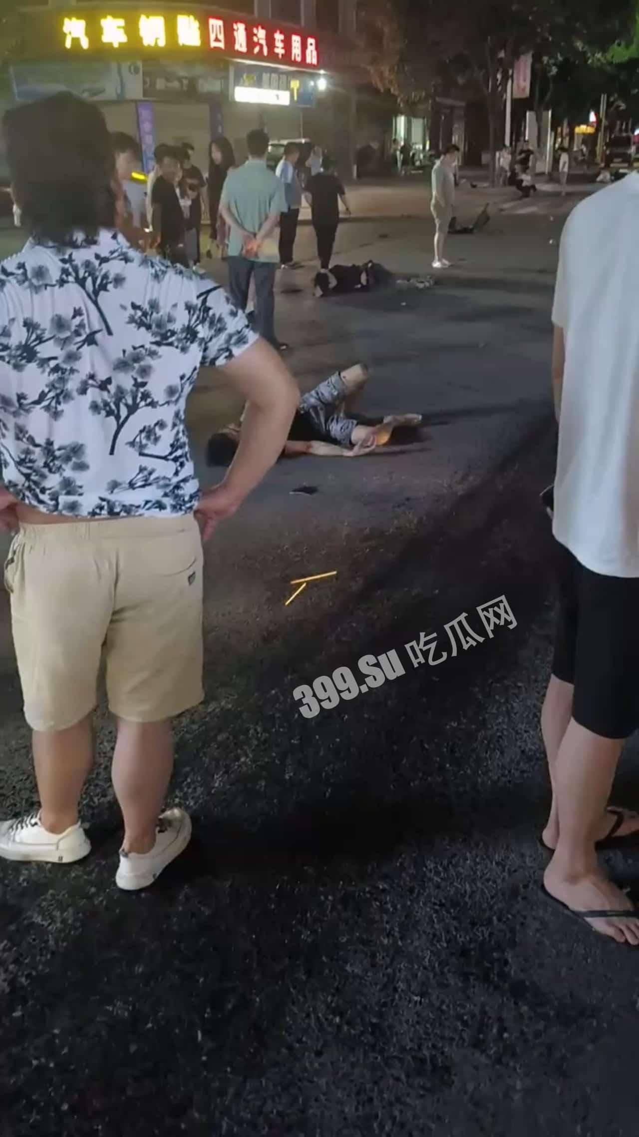 5月5日凌晨,广西玉林陆川新公园路口,一辆汽车突然冲向宵夜摊人群,撞伤4人,路口2个,宵夜摊2个,一人伤势严重,肚子都破开了。司机想逃,被众人拉回来,躺地上,不知是否酒驾 #车祸-5