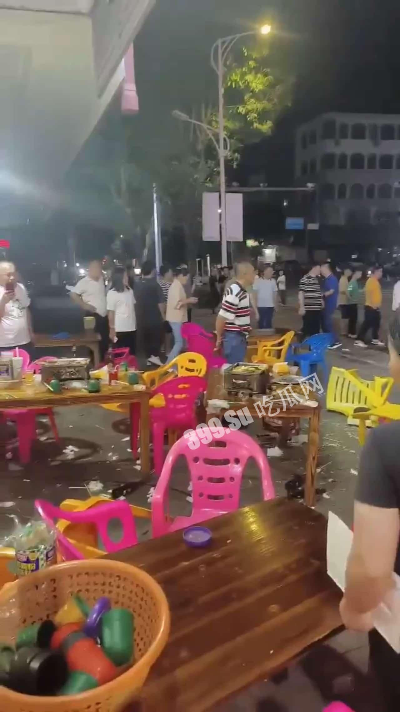 5月5日凌晨,广西玉林陆川新公园路口,一辆汽车突然冲向宵夜摊人群,撞伤4人,路口2个,宵夜摊2个,一人伤势严重,肚子都破开了。司机想逃,被众人拉回来,躺地上,不知是否酒驾 #车祸-6