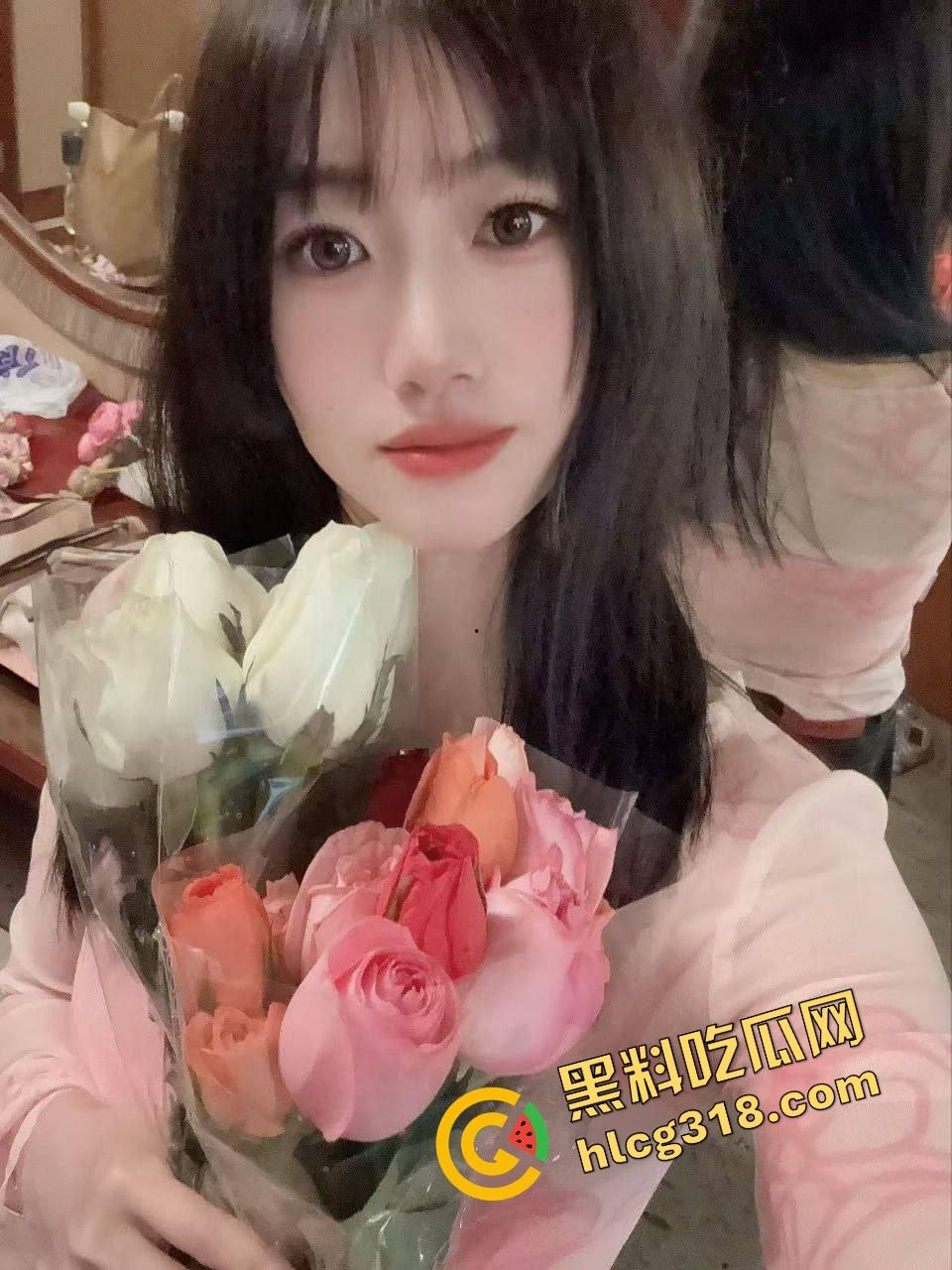 清华北大抢着要的校花，被干成三洞齐喷的舔棒狗，舔了三个月的女神，被我用狗链拴着后入肏到尿失禁！