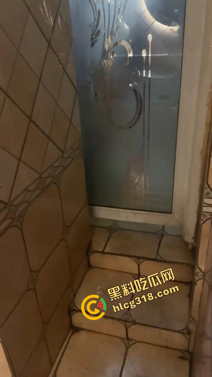 谁能想到吃个瓦匠烤鱼都能碰到厕所操逼,外面收瓶子里面打桩啪啪声盖过店里音乐,骚货一声不吭!-8