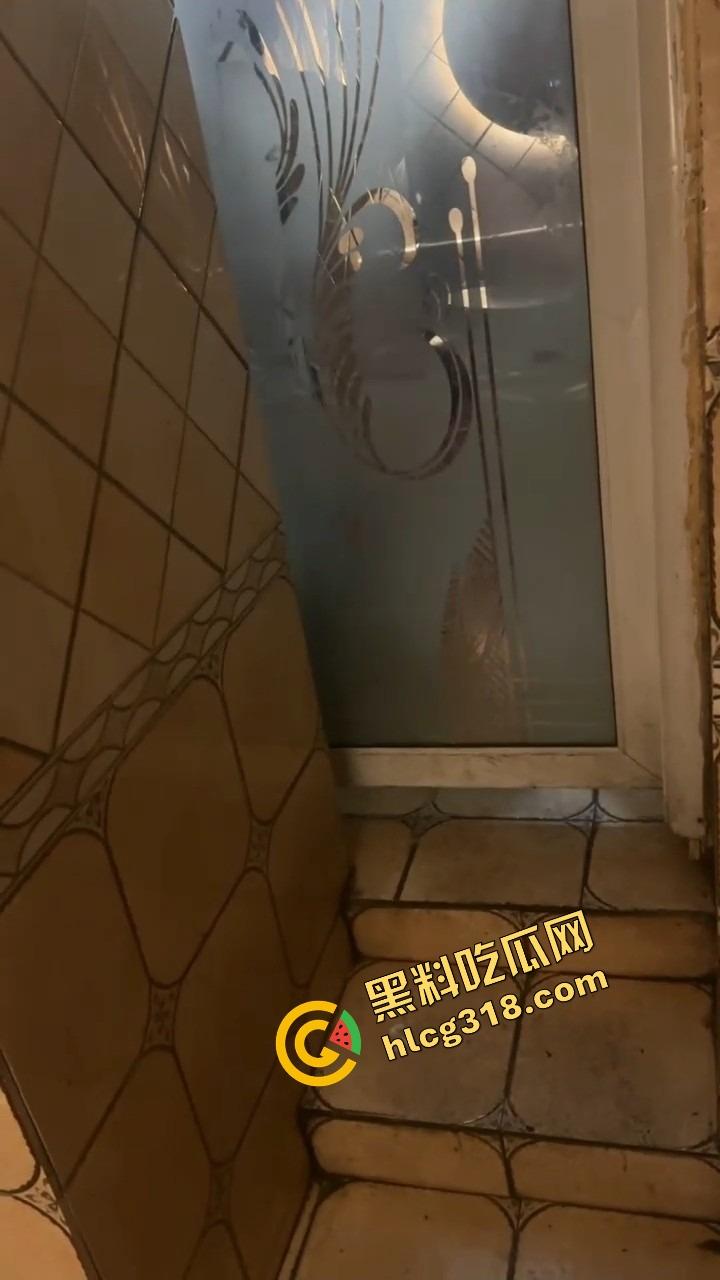 谁能想到吃个瓦匠烤鱼都能碰到厕所操逼,外面收瓶子里面打桩啪啪声盖过店里音乐,骚货一声不吭!-9