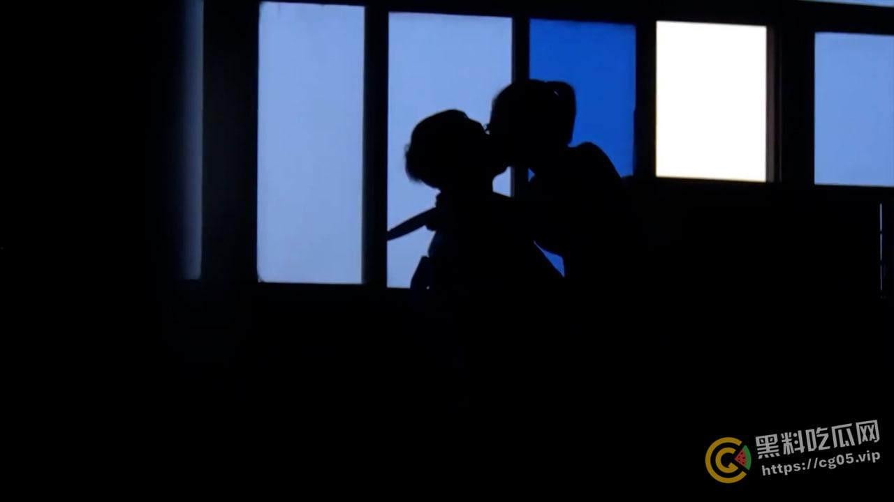 广州某高中学生在没人的教师做爱 被同学手机偷拍 日完还检查内裤 只是小伙子有点快啊-1