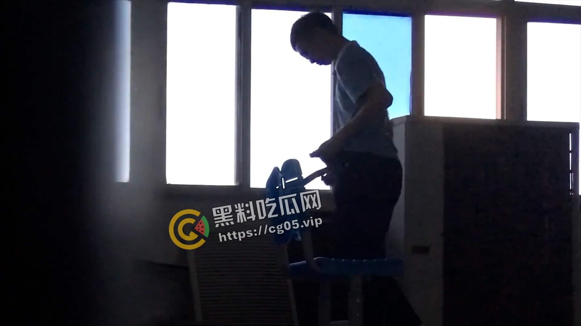 广州某高中学生在没人的教师做爱 被同学手机偷拍 日完还检查内裤 只是小伙子有点快啊-7