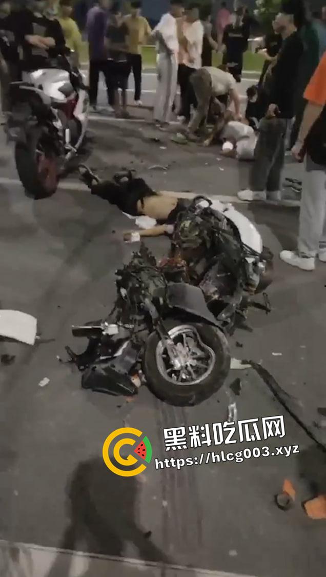 广东白云五线摩友聚会车祸现场 摩托车电摩迎面相撞 人和车都撞碎了 希望人有事!-3