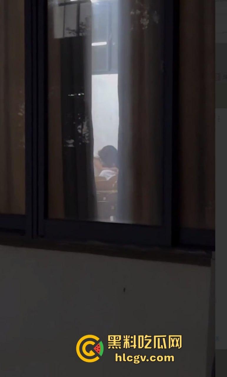 教室打急炮不拉帘 温州学院林玉婵与男友啪啪被同学全程拍到-6