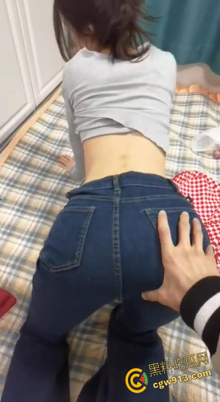 18岁小妹妹为坐小米su7,拍照发朋友圈装B,不穿内裤就出来了,老哥顺水推舟吃饭乱摸,开房爆操嫩逼!-9