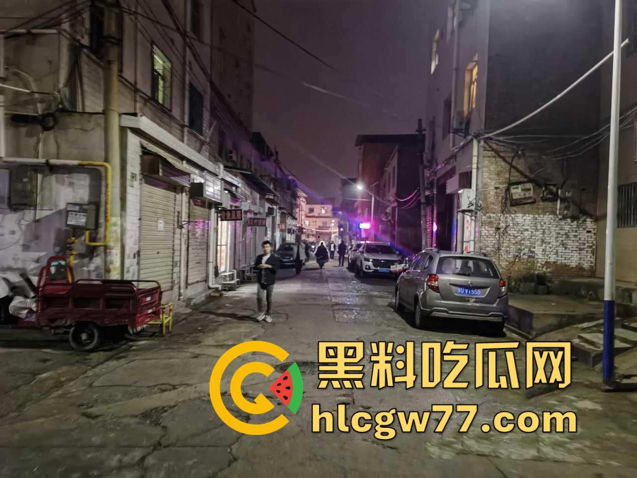 踏马是个人才啊,拿鱼换炮!两个钓鱼佬拿钓的鱼去找街边快餐店换炮,还真被他换到了!-7