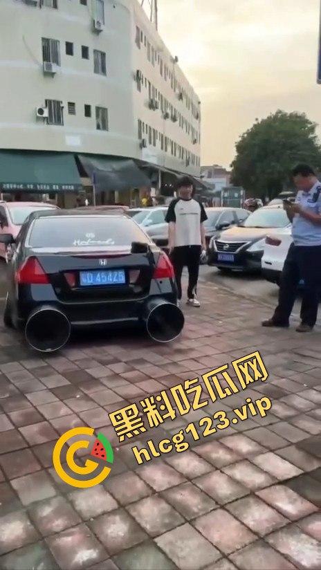 广东抖音网红改装车离谱!排气孔大到能塞下一个人,玩得也太过分了吧!-5