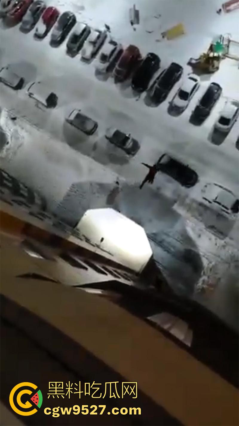 俄罗斯男子吸毒出幻觉，以为自己是超人，说什么都要飞出去，结果起飞失败当场殒命！-4