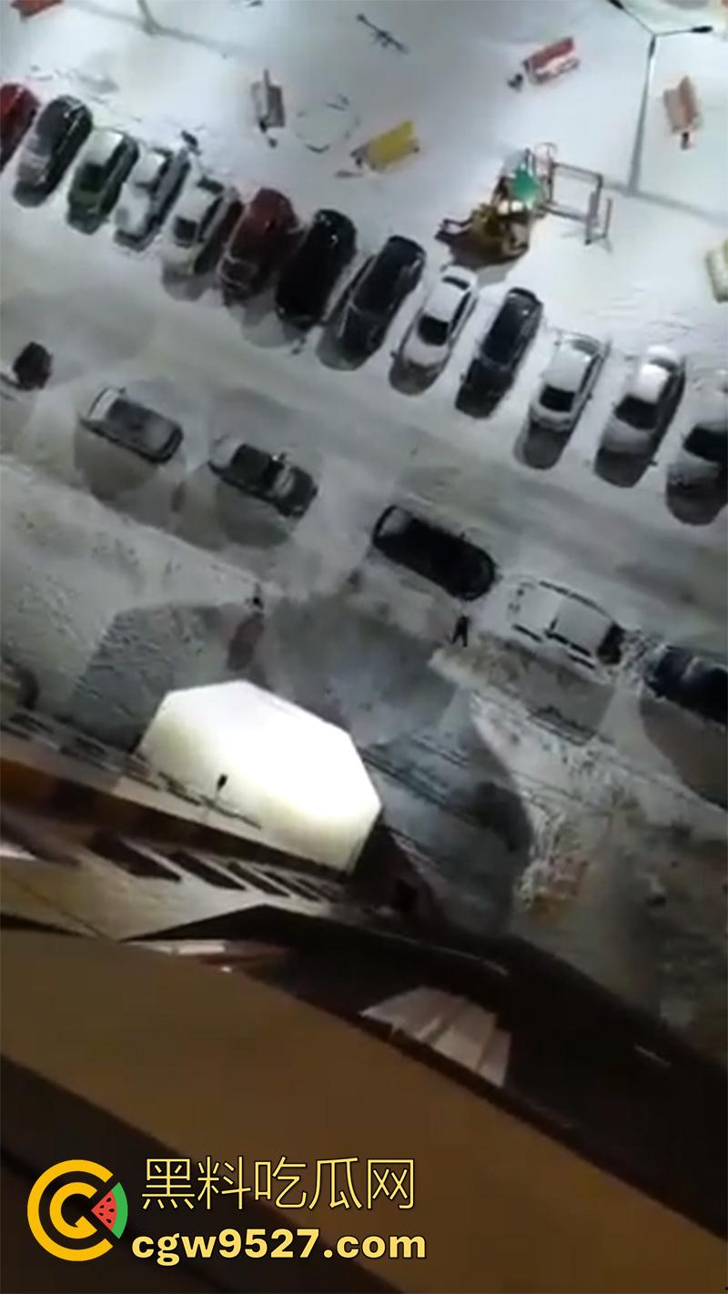 俄罗斯男子吸毒出幻觉，以为自己是超人，说什么都要飞出去，结果起飞失败当场殒命！-5