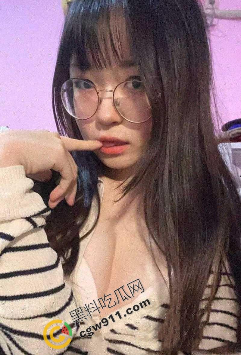 南京师范大学清纯眼镜妹【王嘉茹】淫荡自拍大公开，骚穴特写，口交深喉，尺度之大，直呼过瘾！-2