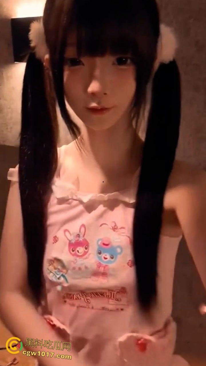 极品萝莉少女【金币崽】，与金主爸爸3P淫趴，清纯少女被调教成专属母狗，SM捆绑滴蜡，多姿势爆操骚浪到爆！-2