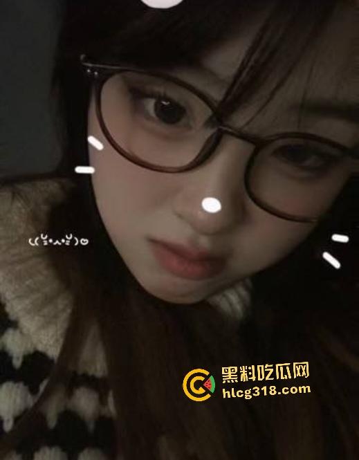 反差眼镜婊给男友口交第一视角最佳角度，不但眼睛骚，口活技术也好，但男友不懂享受猛按头深喉！