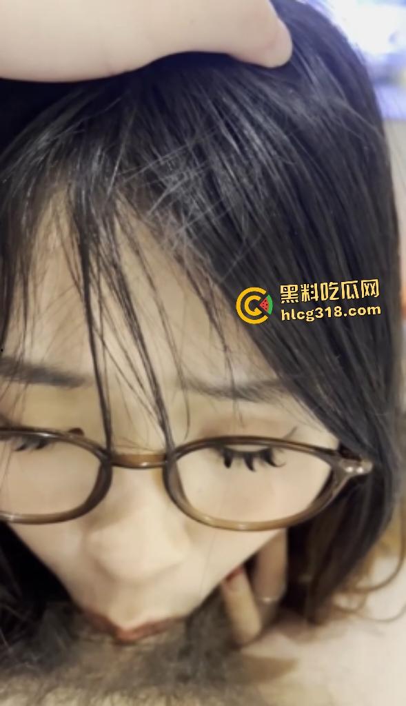 反差眼镜婊给男友口交第一视角最佳角度,不但眼睛骚,口活技术也好,但男友不懂享受猛按头深喉!-8